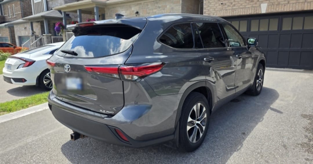 Grey 2022 Highlander XLE side view